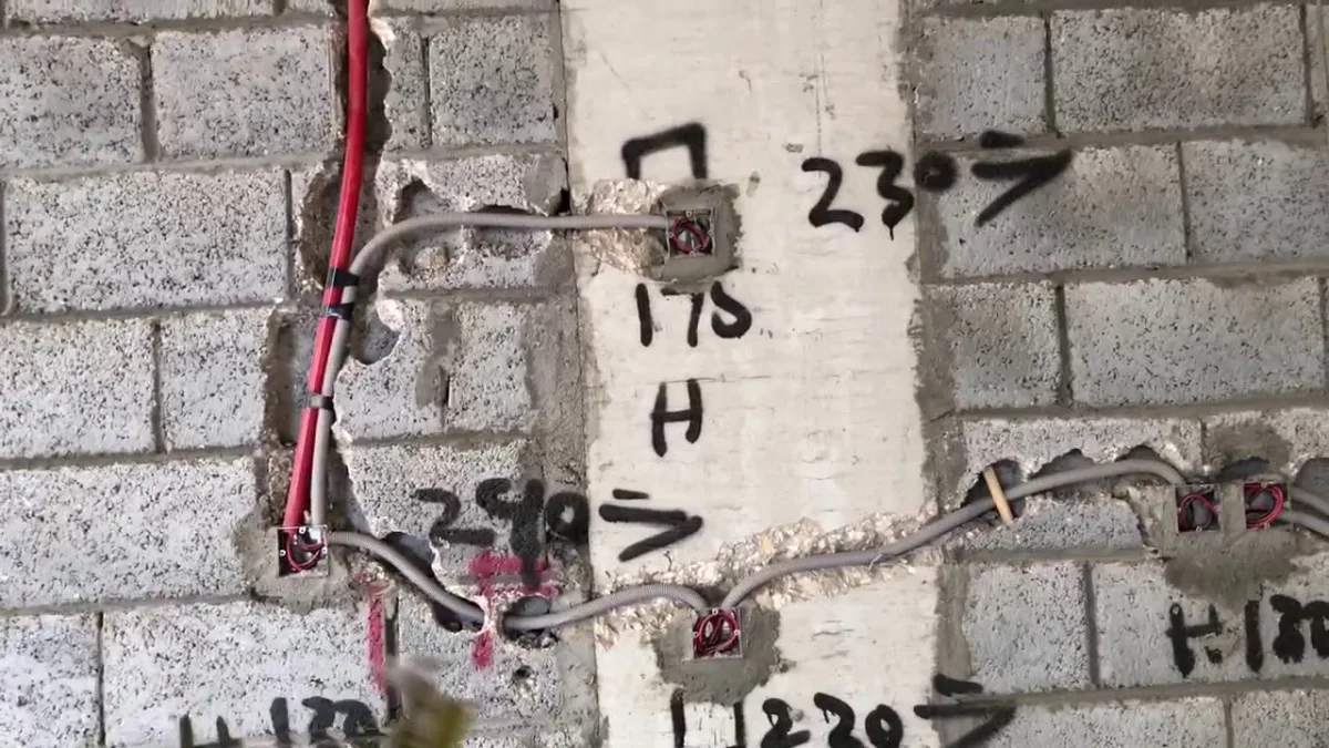 هل اسمح للكهربائي بالتكسير في العمود ؟